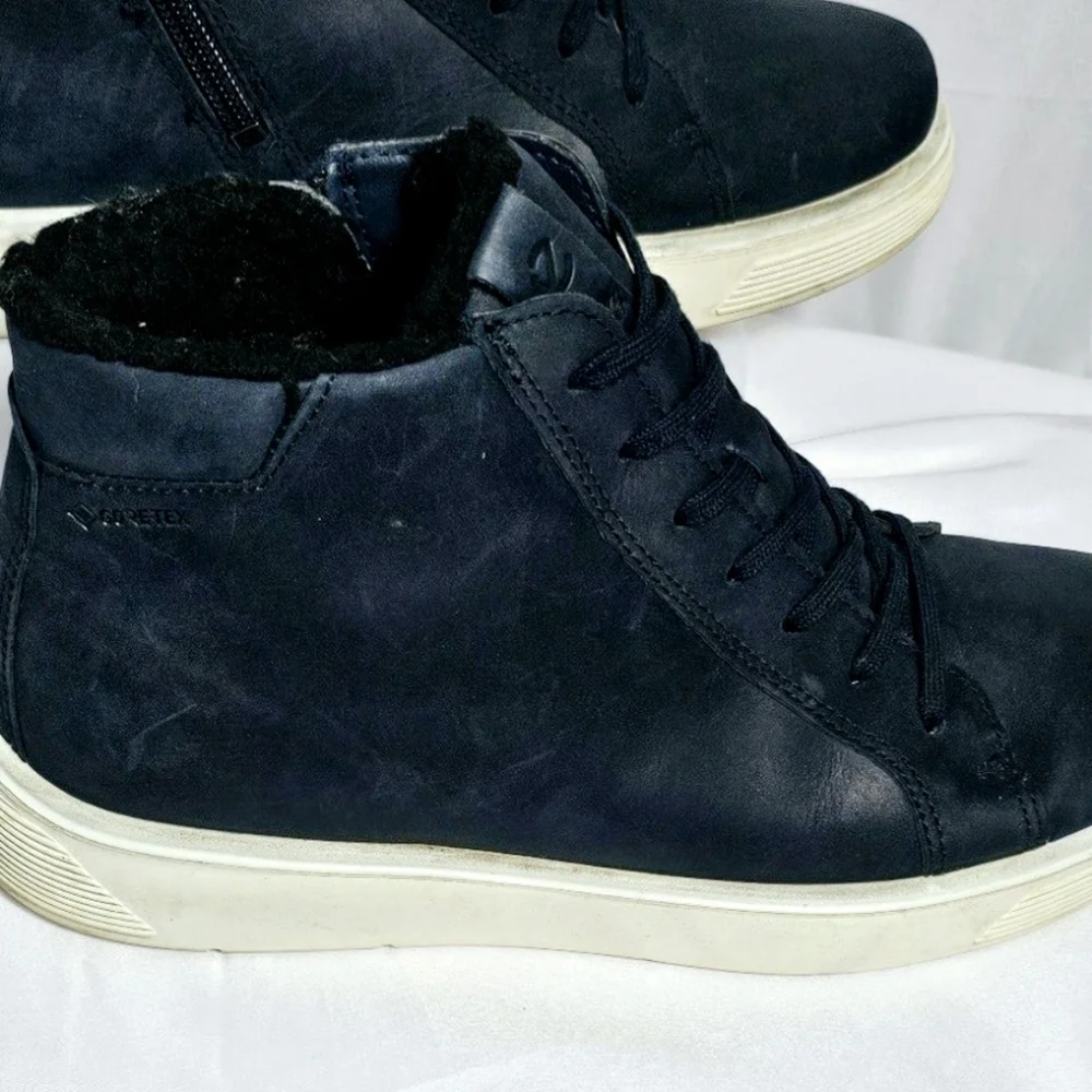 Size 38 Navy Ecco Tray Tech Sneaker